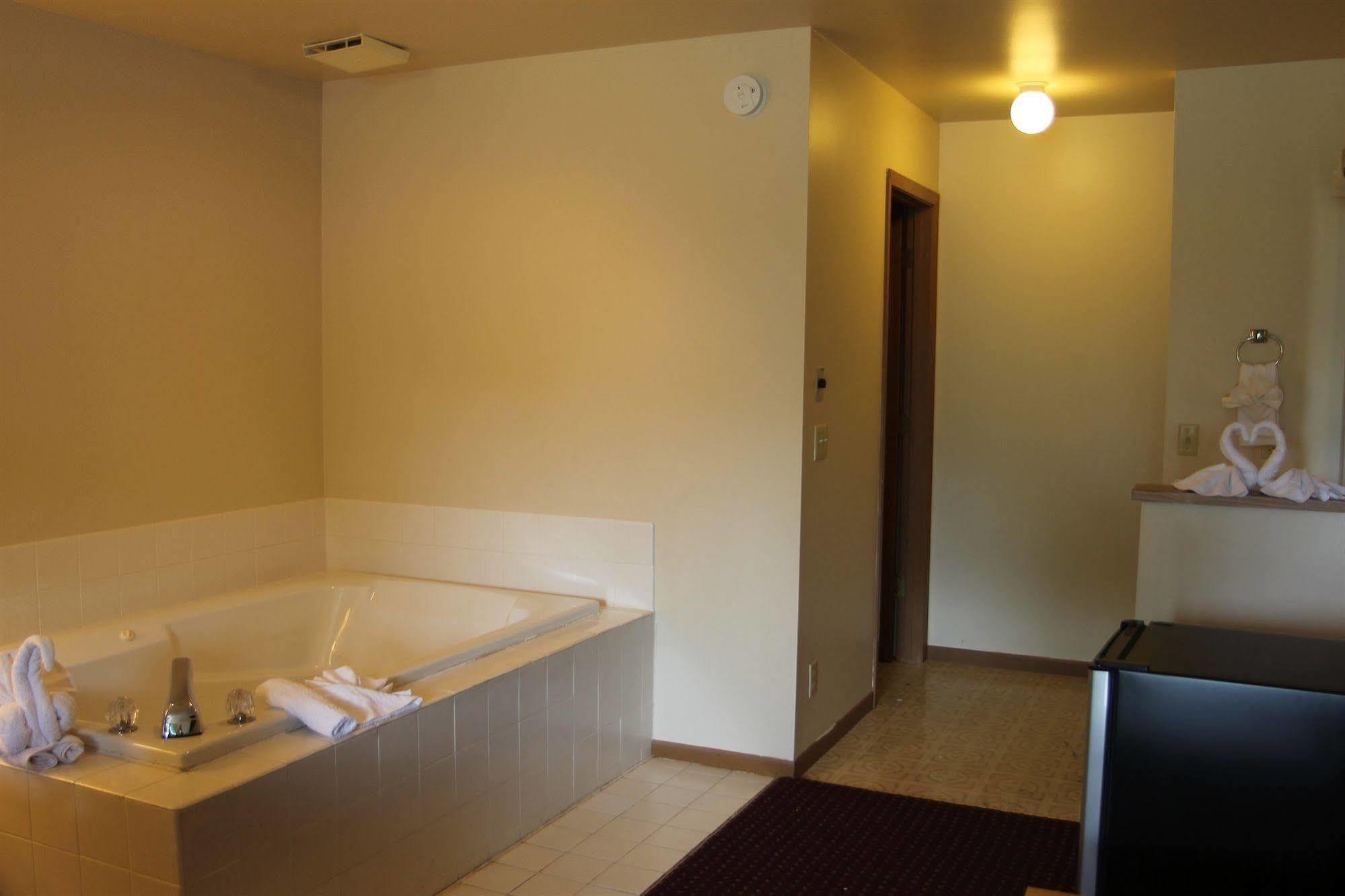 Malibu Inn Lake Delton ภายนอก รูปภาพ